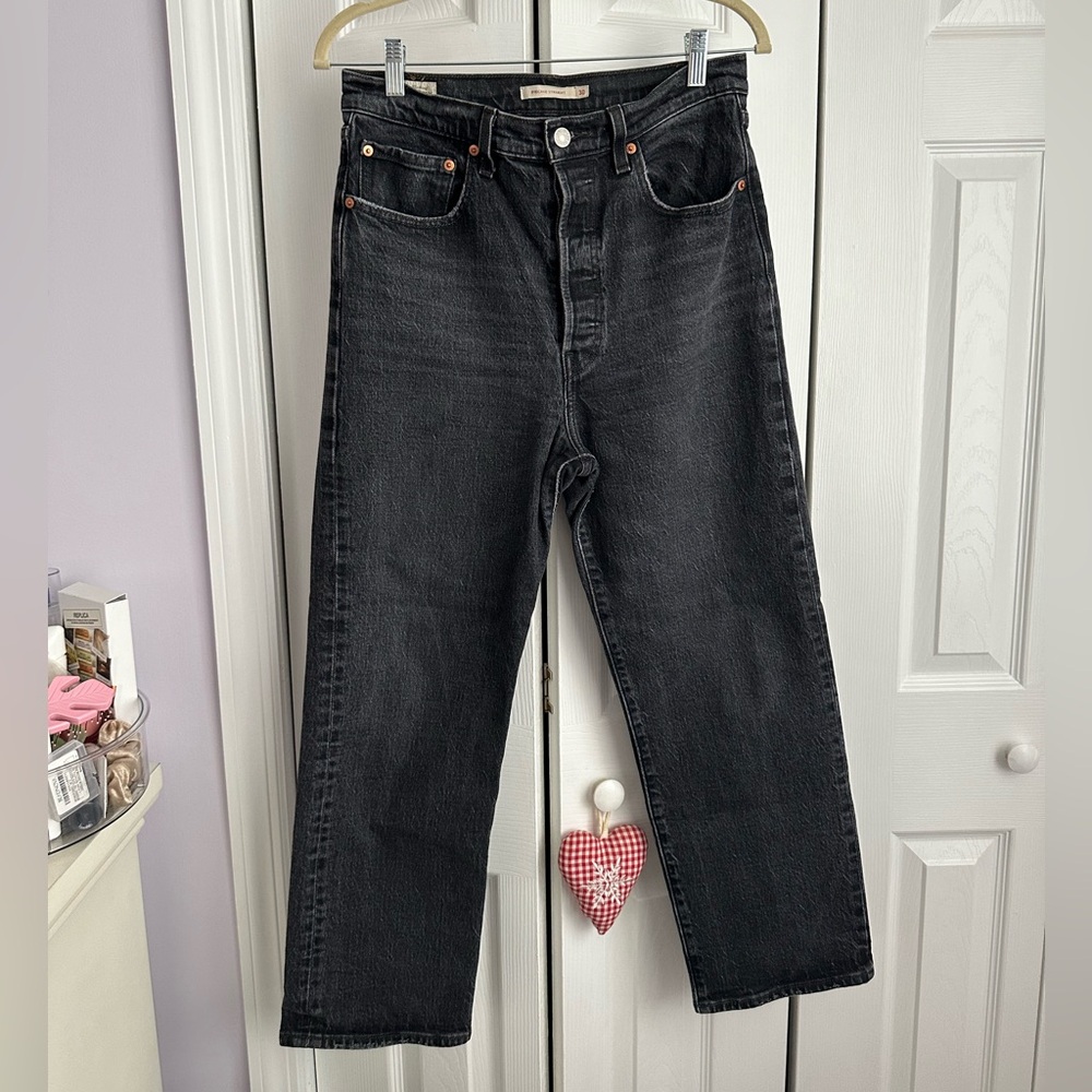 Levi’s Black Denim Ribcage Straight Cropped | Size: 30